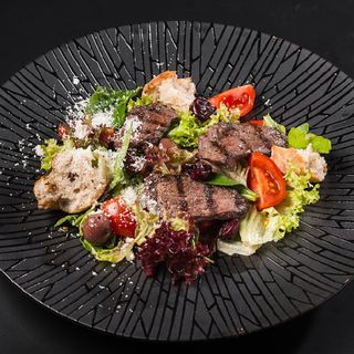 Салат з олениною на грилі під малиновим дрессінгом