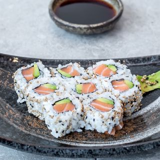 Uramaki de salmón y aguacate