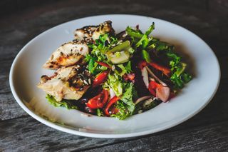 Salata fresh cu pui la gratar