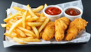 Stripsy z kurczaka z frytkami