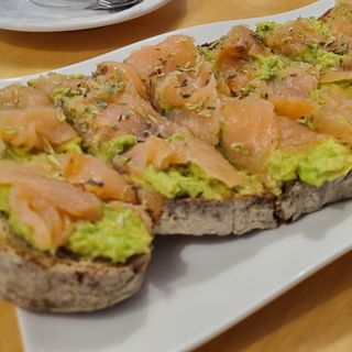 Tosta de abacate e salmão