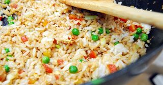 2242 Пържен ориз с пилешко месо и зеленчуци (700г)