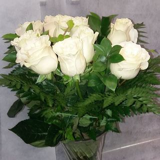 Ramo de una docena de rosas blancas