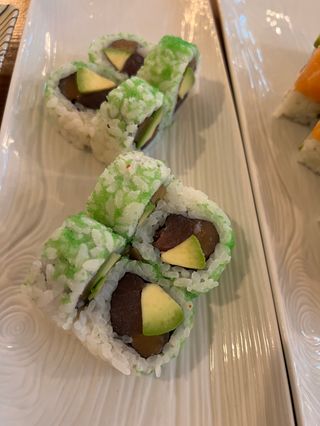 California De Atún Con Aguacate Y Masago Wasabi (8 Pzs.)