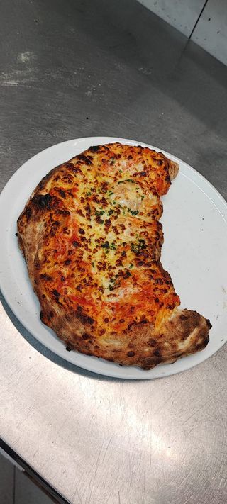 Calzonpizza con prosciutto e mozzarella