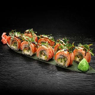 Salmon majestic (sushi roll)