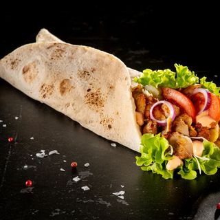 Hummus cu pui la lipie