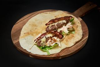 Kafta, cheese i bacon sendvič