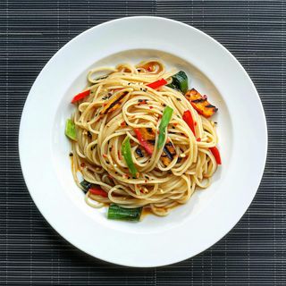 Spaghetti cinesi con verdura alla piastra