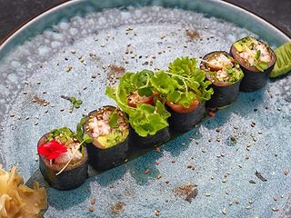 Рол без рису з КРЕВЕТКОЮ, ЛОСОСЕМ ТА ВУГРЕМ У норі та сиром філа