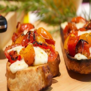 Bruschetta De Tomate Y Mozzarella