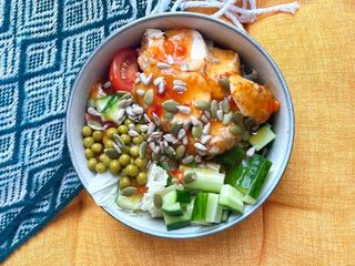 Боул з куркою під кисло-солодким соусом