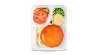 Chickenburger z warzywami, cheddarem i sosem złocistym