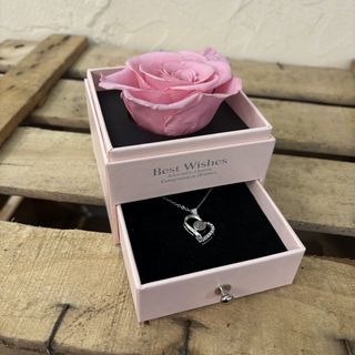 Rosa eterna grande con colgante TE QUIERO.