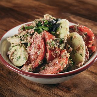 კიტრი პომიდვის სალათა ნიგვზით 