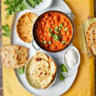 Butter Chicken + Cheese Naan OU Riz Vapeur + Boisson