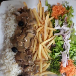 Bifinhos com  Molho De Cogumelos