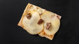 Scamorza e salsiccia al taglio