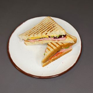 Сендвіч з ковбасою та сиром