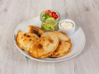 PIEROGI WYTRAWNE Mozzarella, kurczak, salami napoli - Porcja 5 szt