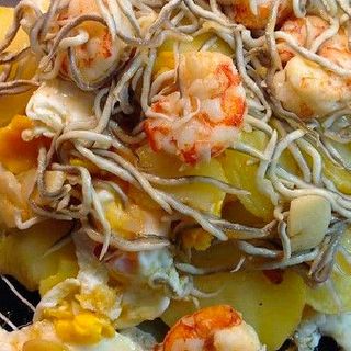 Huevos Rotos Con Gulas Y Gambas