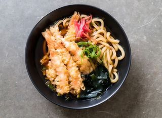 102. Udon saltato con gamberi