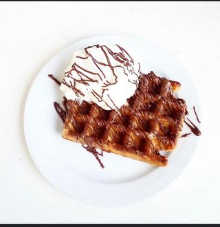 Gofre De Chocolate Y Nata 