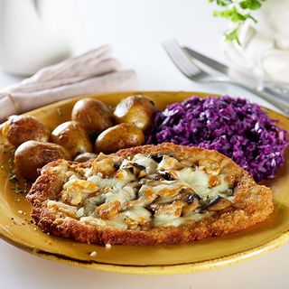 Kotlet schabowy z serem i pieczarkami