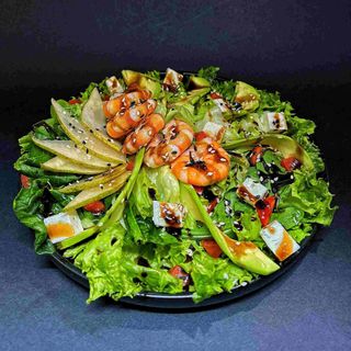 Салат  з тигровою креветкою, авокадо та грушею (240г)