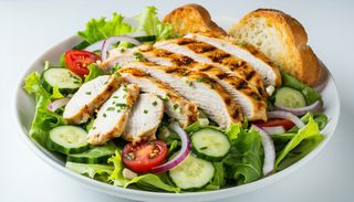 Salatka z kurczakiem z grzanką