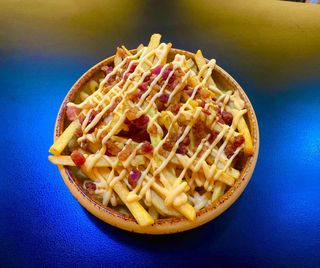 Patatine fritte con cheddar e bacon