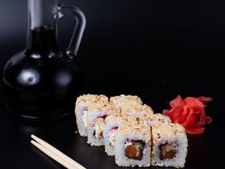 Каліфорнія з лососем в кунжуті (8шм/230g)