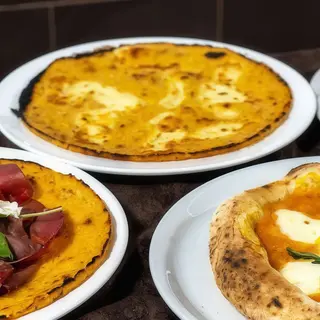Farinata capperi, olive, acciughe