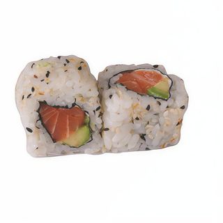 California de salmón con aguacate y pepino