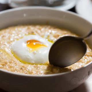 Каша вівсяна з трюфельним кремом, сиром пармезан та яйцем пашот (430г)