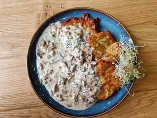 Placki ziemniaczane z sosen pieczarkowym