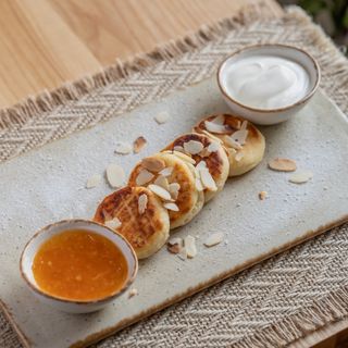 Сирники з домашнього сиру з джемом (150/30/30 г)