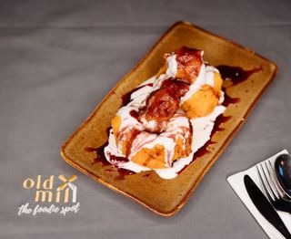 Papanasi Prajiti cu Smantana si Gem  de Afine-