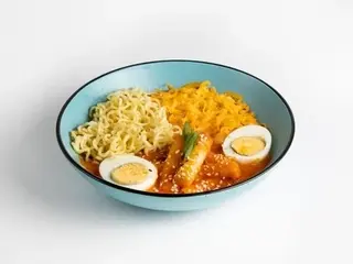 Токпокки с лапшой и сыром
