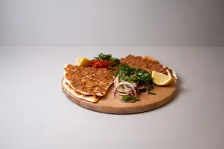 Lahmacun frytki, surówki i sos