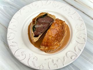 Томлені у вині з овочами яловичі щічки, запечені в тісті зі шпинатом і вершками (340g)