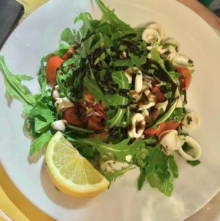 Insalata tiepida di calamari e peperoni all'aceto tardivo