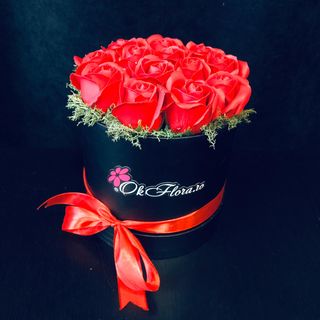 Cutie cu 13 Trandafiri de Săpun Roșii