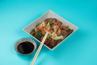 Teletina sa karfiolom, brokolijem i šargarepom u sosu od ostriga