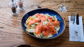 Salata Caesar cu somon gravlax