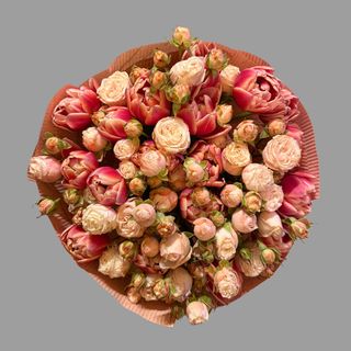 Bukiet z róży gałązkowej i tulipanów