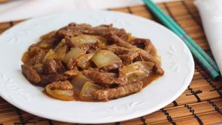 44. Ternera Con Cebollas