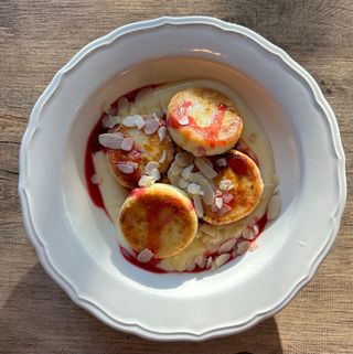 Сирники з вишневим конфітюром