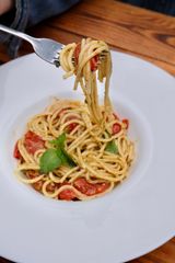 მაკარონი ჩერი პომიდორით და პესტოთი 