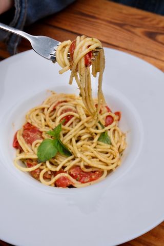 მაკარონი ჩერი პომიდორით და პესტოთი 